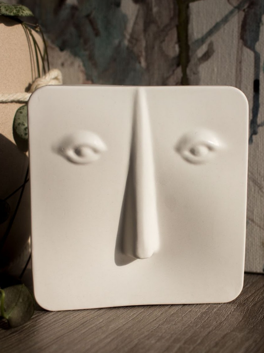 Estatueta Silêncio Gesso Perfumado